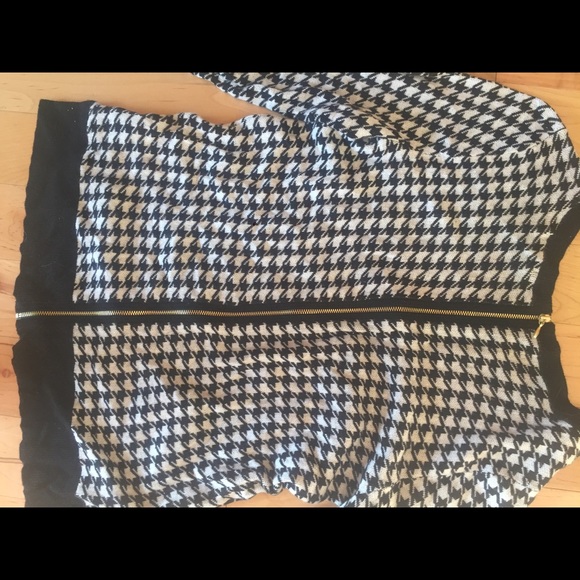Black and white houndstooth sweater - Picture 3 of 3